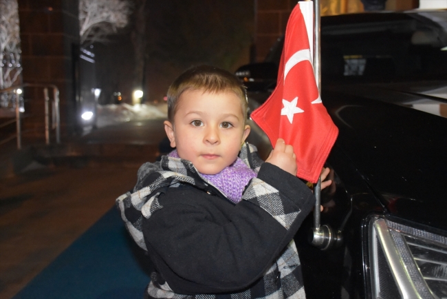 Kars'ta minik çocuğun bayrak sevgisi güvenlik kamerasında